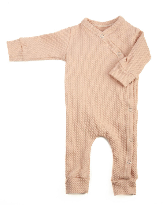 Rosafarbener Strampler mit Zopfmuster