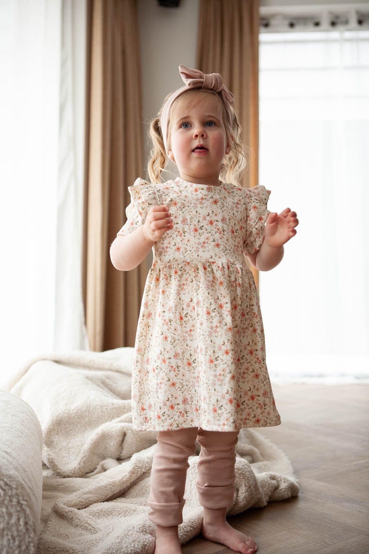 Kleid aus Babyripp mit schönen Blumen