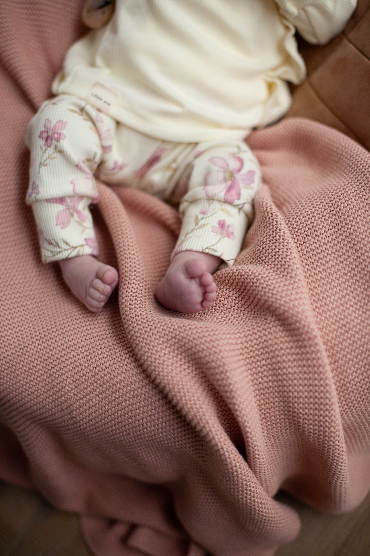 Hose aus Babyripp in Pastellgelb mit lila Blumen