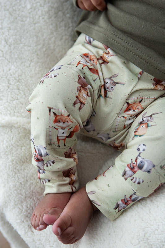 Kleine spielende Freundehose