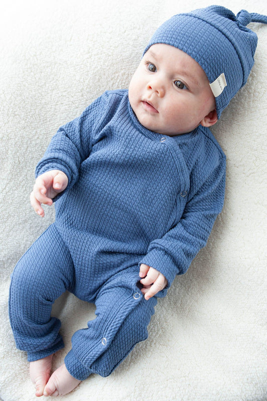 Blauer Strampler mit Zopfmuster