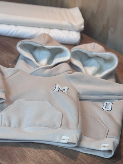 Baseball-Kapuzenpullover mit Teddy-Buchstaben personalisiert.