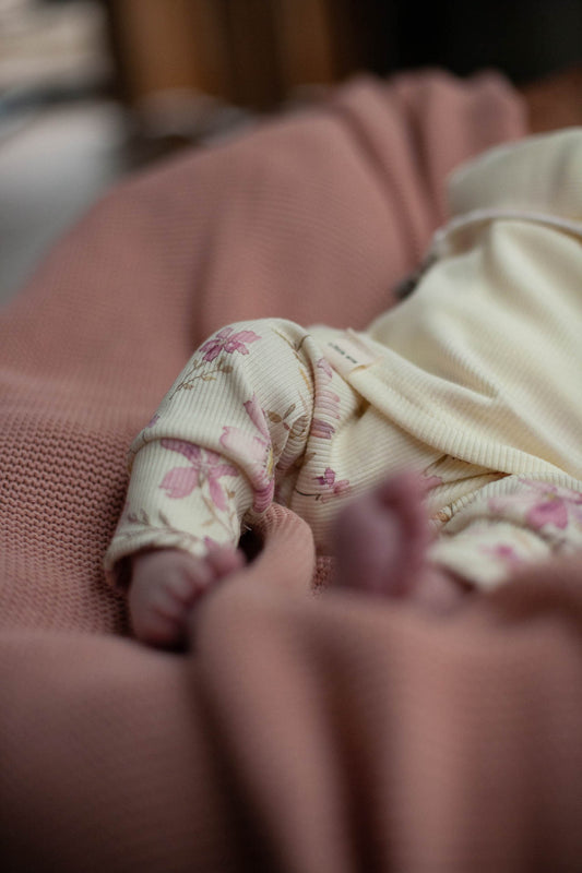 Broekje baby rib pastel geel met paarse bloemen