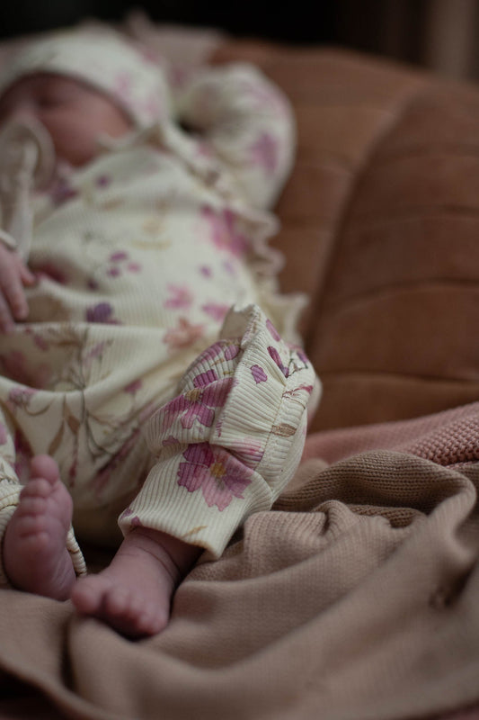 Boxpakje ruffel baby rib pastel geel met paarse bloemen